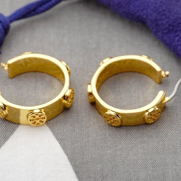 Tory Burch Miller Logo Huggie Gold Hoop Earrings NWT. Retails: $128 - Picture 6 of 8